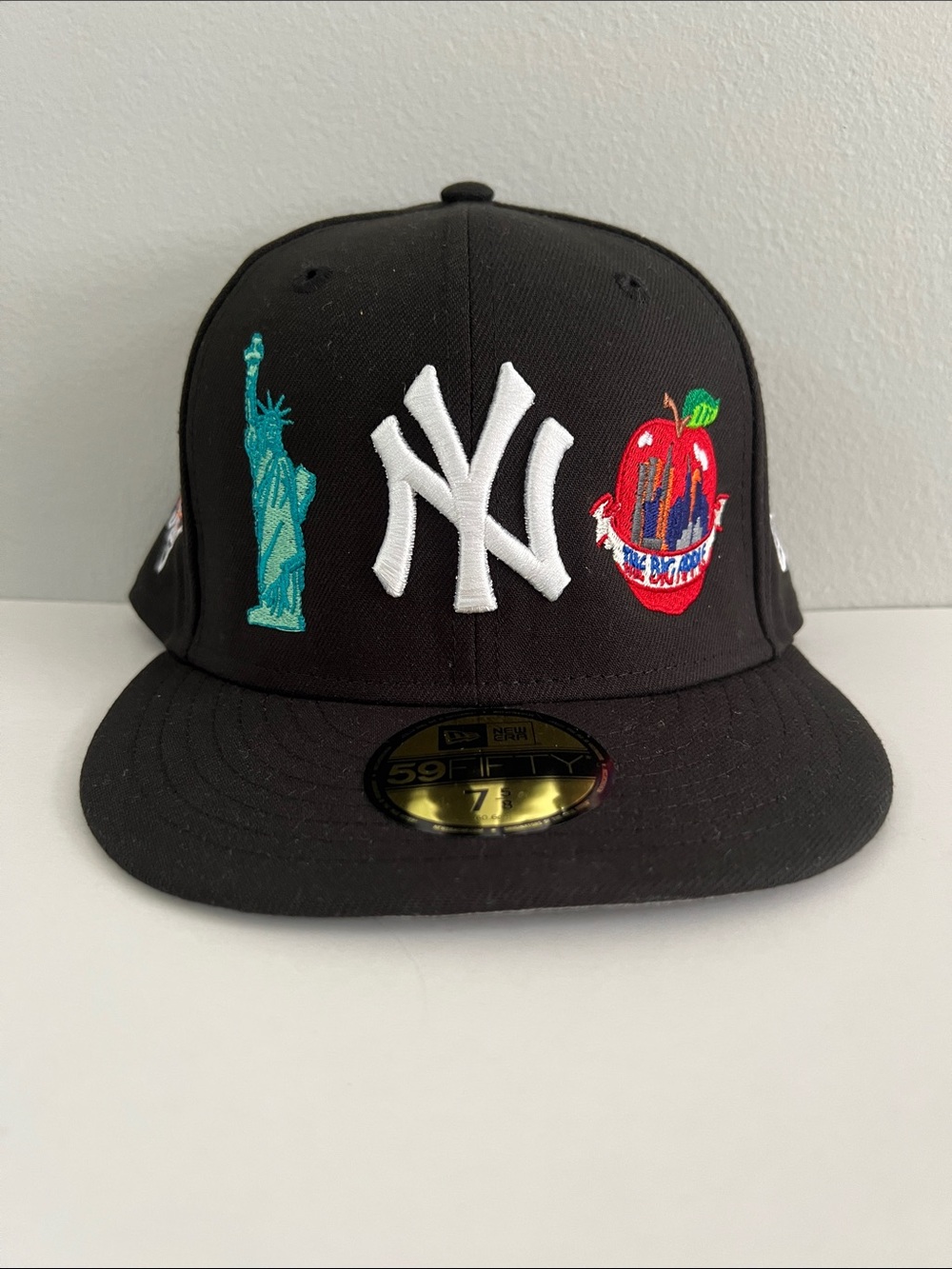 New Era men Black NY Yankees Patch Cap with Teal Statue and Red Apple